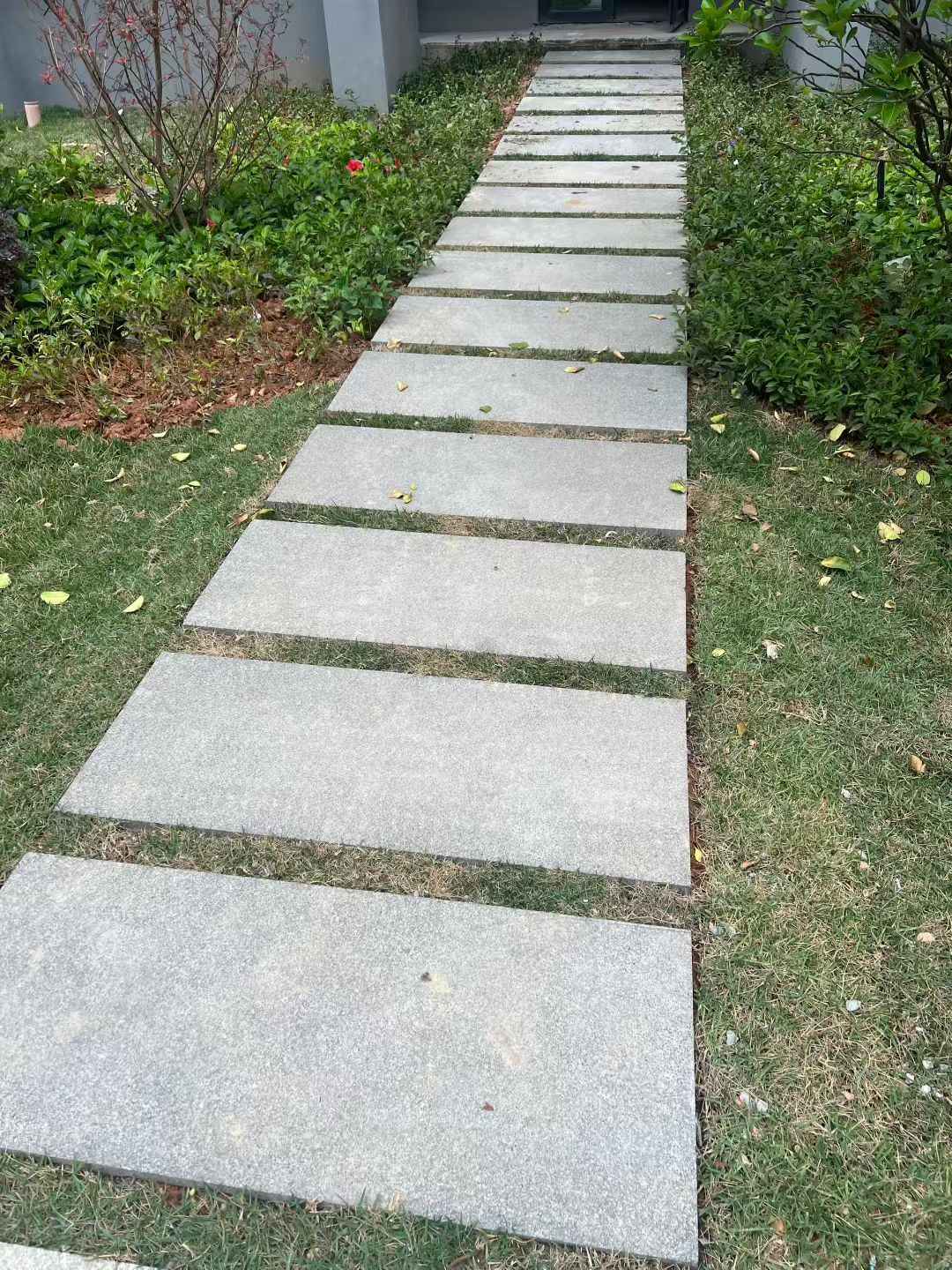 宝鸡 芝麻黑小区踏步、汀步石铺装效果