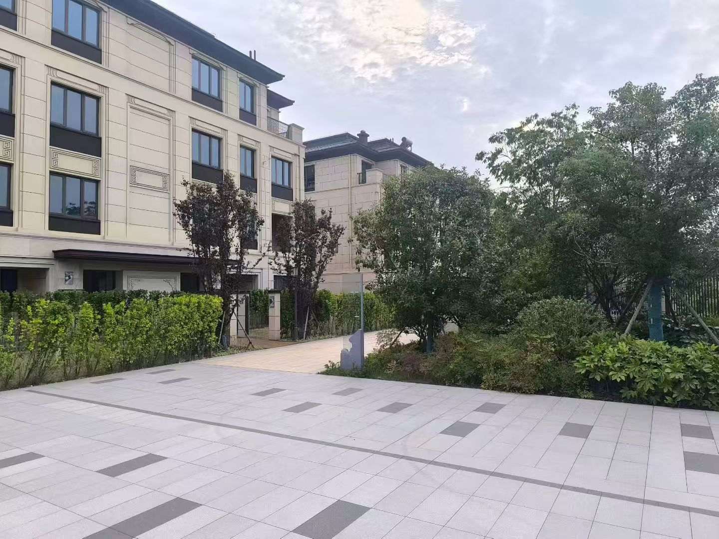 宝鸡 芝麻白与芝麻白搭配铺装，尺寸1200*600